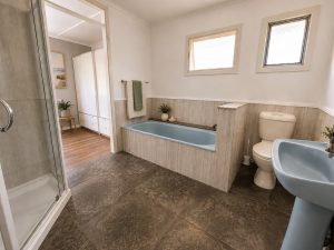 Upstairs_Bathroom_2_7181-6a58d91f2927b